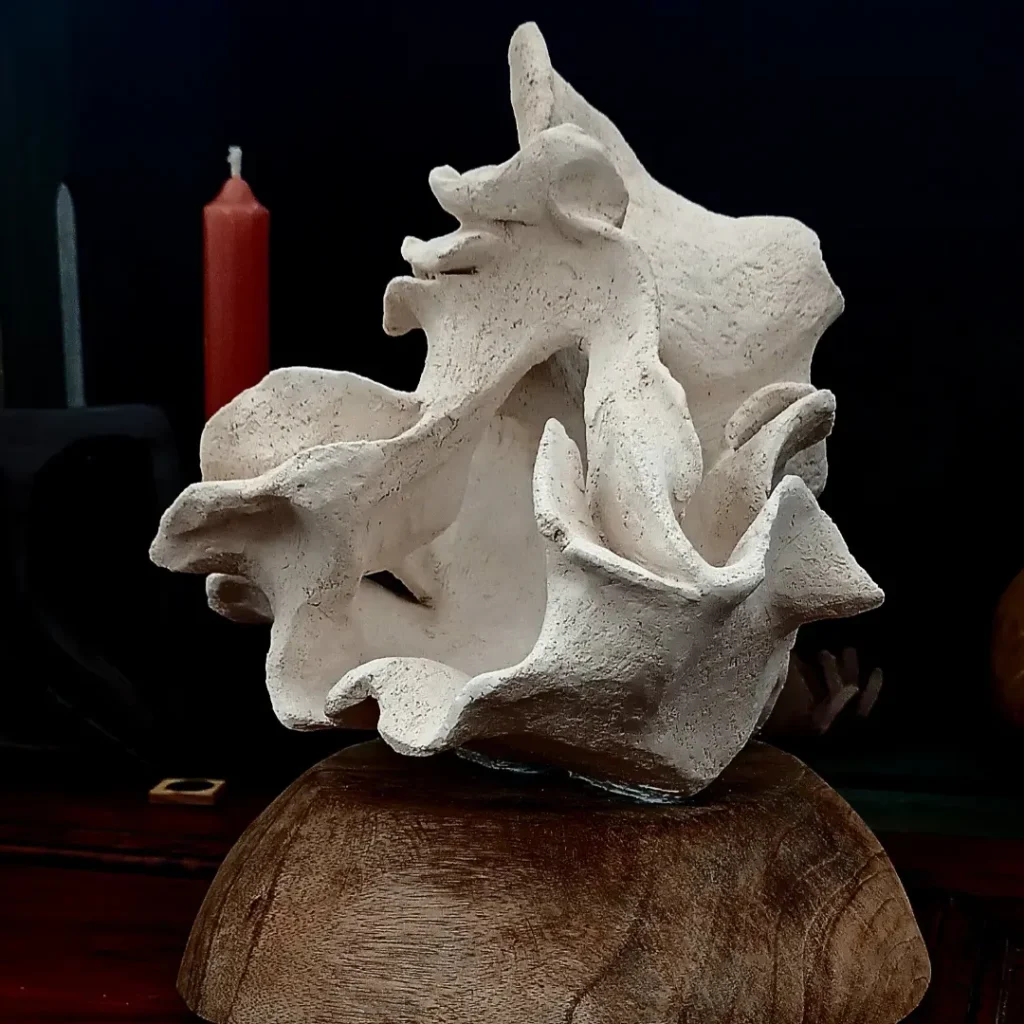 Sculpture en grès blanc, sur socle bois Isabelle Morales