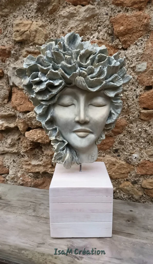 Sculpture en grès blanc, patinée à la cire, sur socle bois. Ce masque appelé "Hiver"
