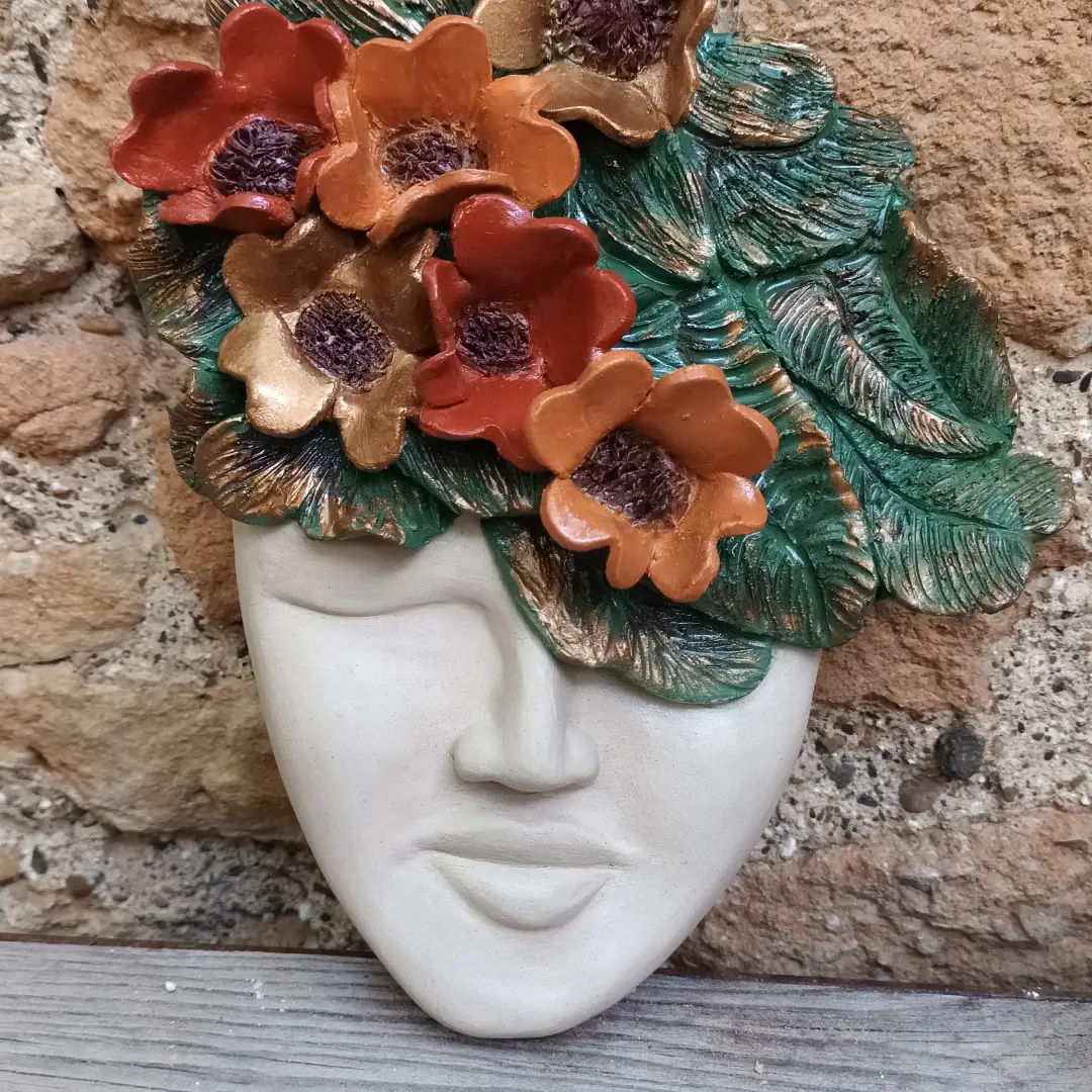 Masque en grès blanc, patines colorées sur les fleurs et feuilles, Isabelle morales