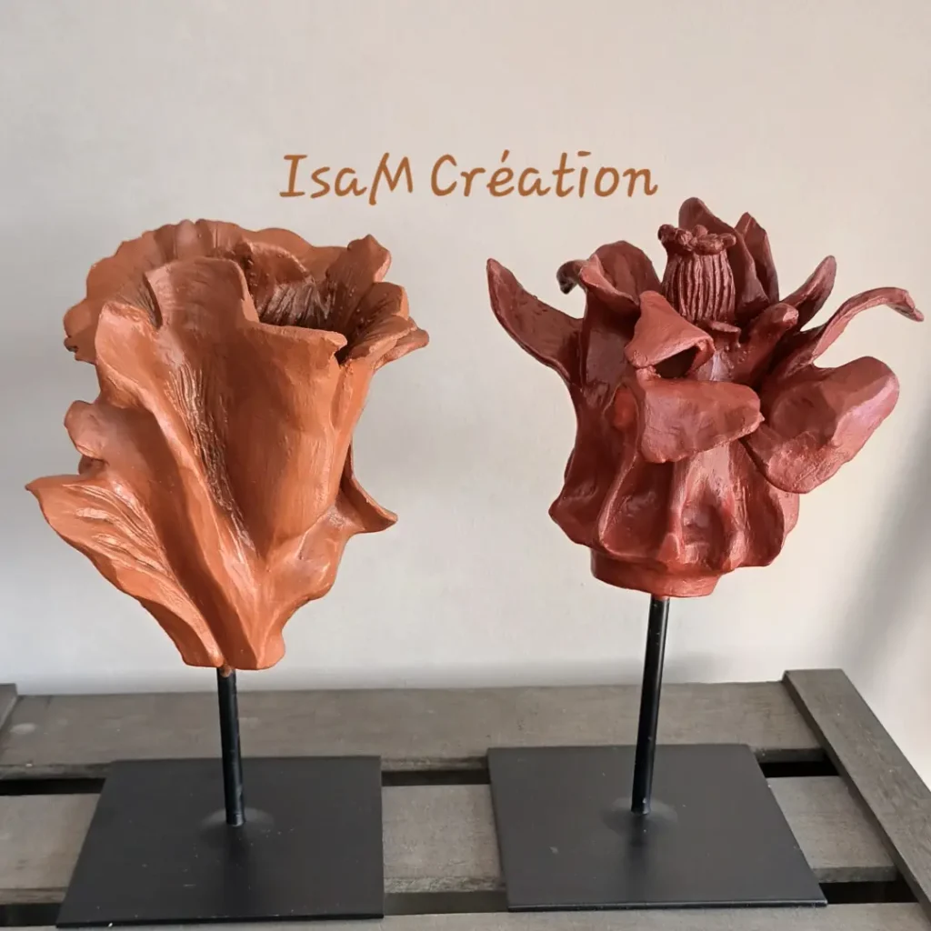 Sculptures fleurs stylisées sur tiges en fer, patine ocre jaune et rouge, Isabelle Morales