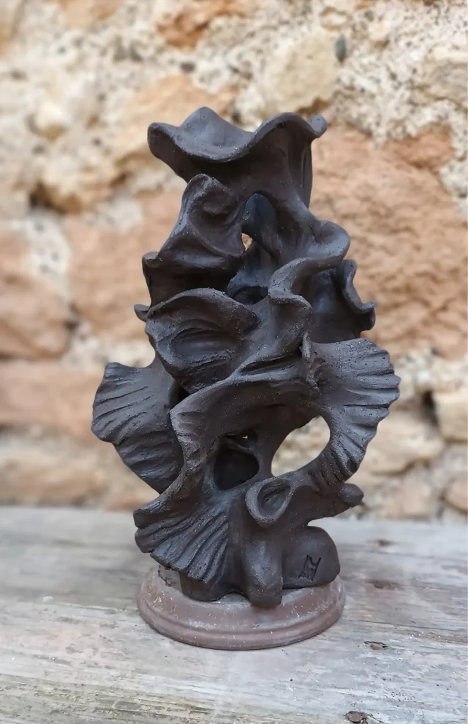 Sculpture en grès noir, forme organique, crée à l'atelier dans le sud de la France, Isabelle Morales