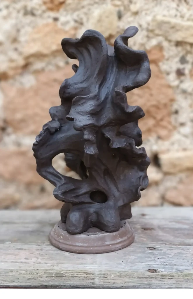 Sculpture en grès noir, forme organique, crée à l'atelier dans le sud de la France à Puimisson, Isabelle Morales