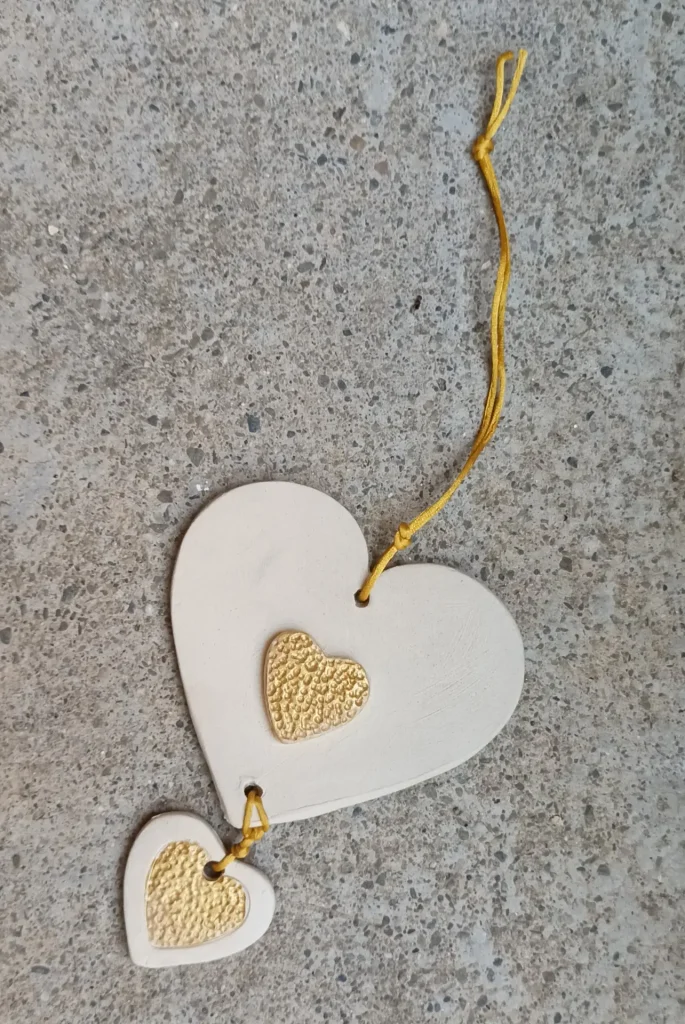Suspension double coeur, en grès blanc, avec ficelle dorée, Isabelle Morales