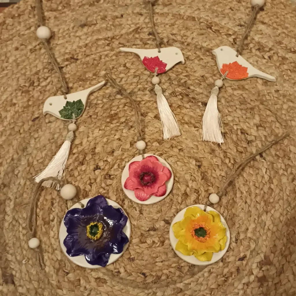 Suspensions, en grès blanc, fleurs en relief, petits oiseaux, Isabelle Morales
