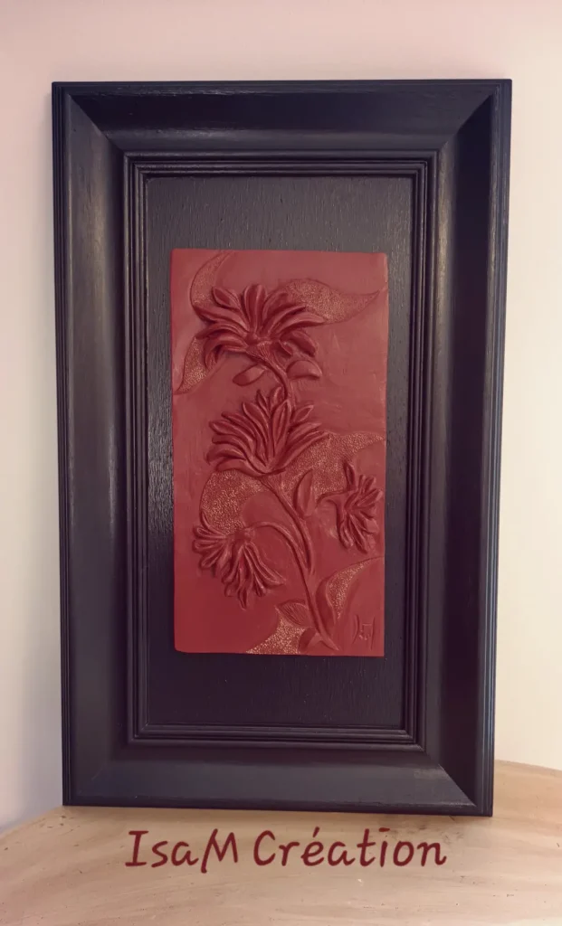 Tableau céramique, plaque en bas-relief en grès blanc, patinée en ocre rouge, encadrement bois, Isabelle Morales