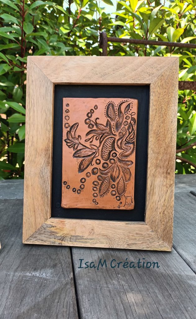 Petit tableau avec plaque en faïence rouge, gravée en noir, et avec une finition cirée, encadrement en bois de manguier, Isabelle Morales