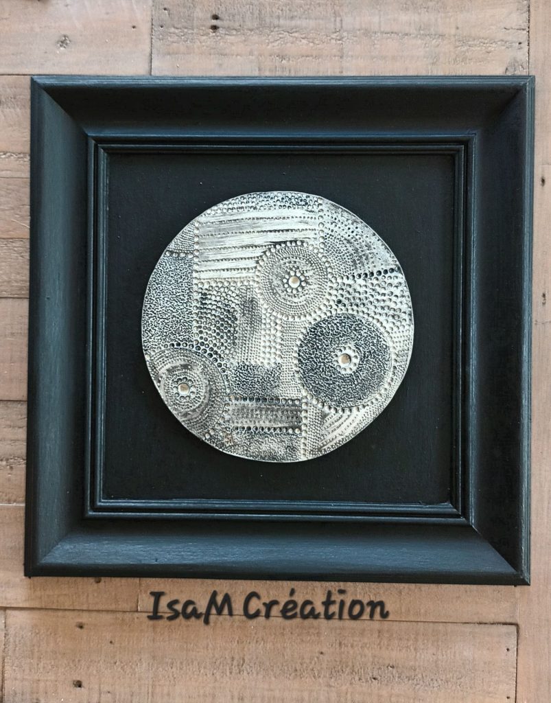 Tableau avec plaque en grès avec formes géométriques, rehaussée d'un grand encadrement en bois noir, Isabelle Morales