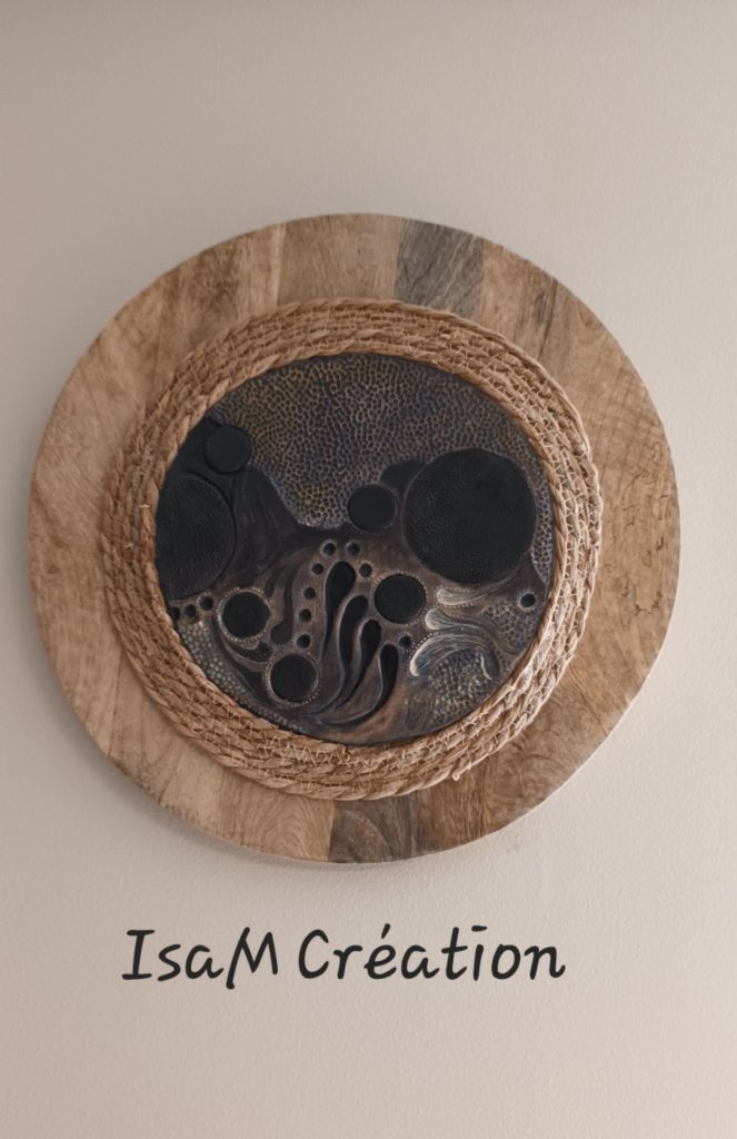 Tableau céramique gravé, patine avec oxyde, encadrement bois, entouré d'une petite corde pour réhausser la plaque, Isabelle Morales
