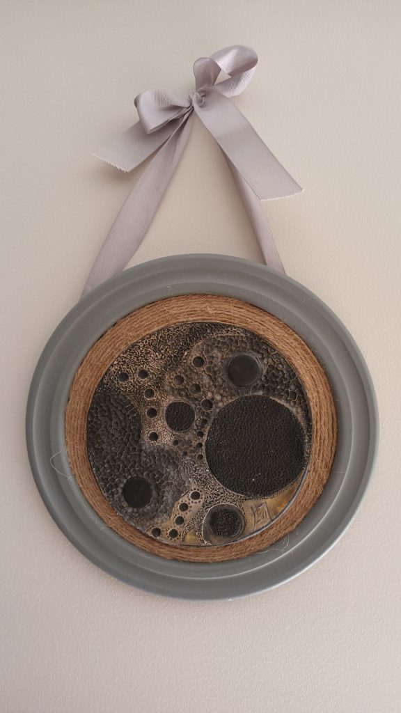 Tableau, plaque en grès gravée avec une patine avec des oxydes noires, encadrement en bois, rehausser de ficelle, Isabelle Morales