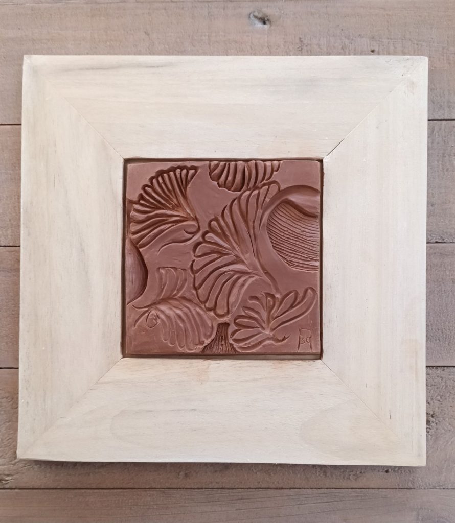 Tableau avec plaque dessinée, fleurs stylisée, faïence rouge, encadrement bois brut, Isabelle Morales