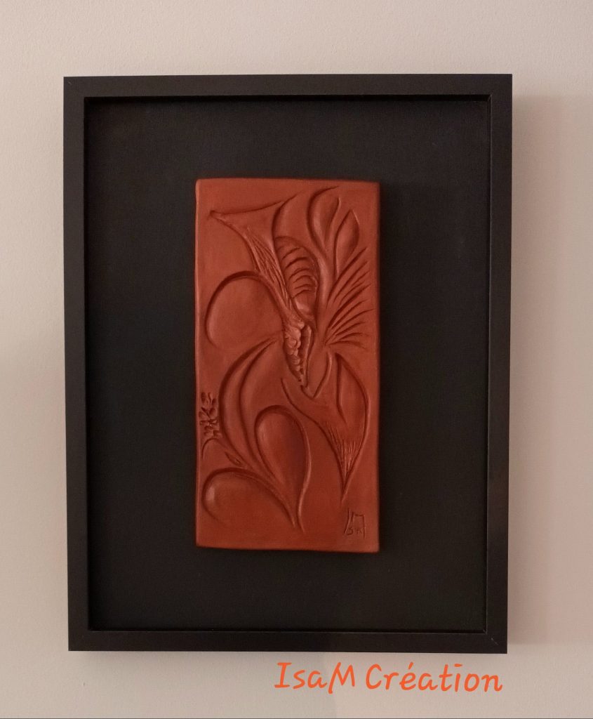 Tableau céramique avec plaque rectangulaire, en grès blanc, patine ocre orangé, encadrement bois noir, Isabelle Morales