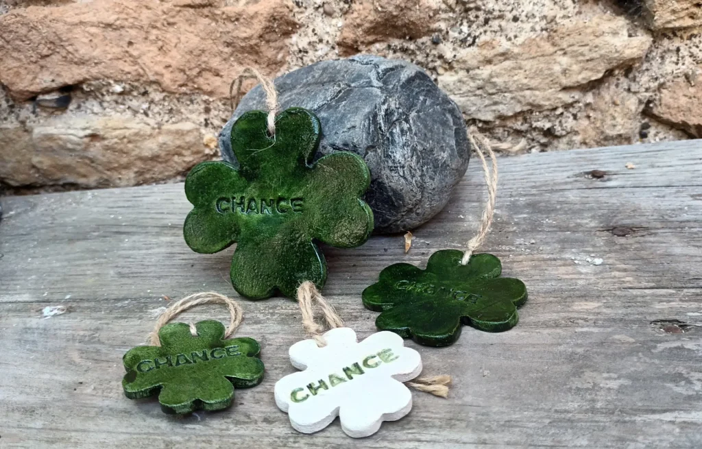 Trèfles en grès, vert et blanc, porte-bonheur, chance, différents modèles, Isabelle Morales