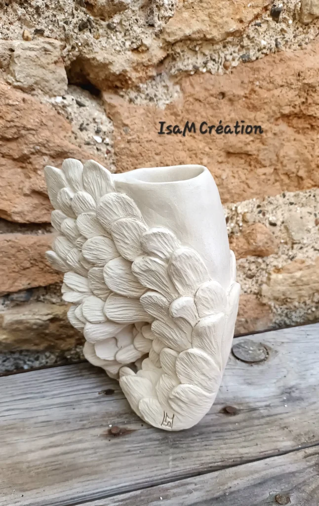 Vase plume sculpté, en grès blanc, création originale, Isabelle Morales
