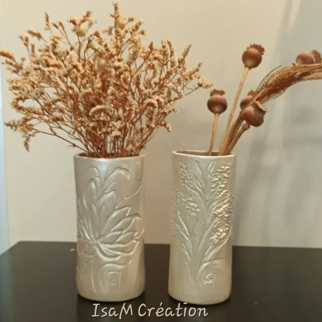 Duo vase, en grès avec une patine nacré, gravé avec des feuilles et fleurs, Isabelle Morales