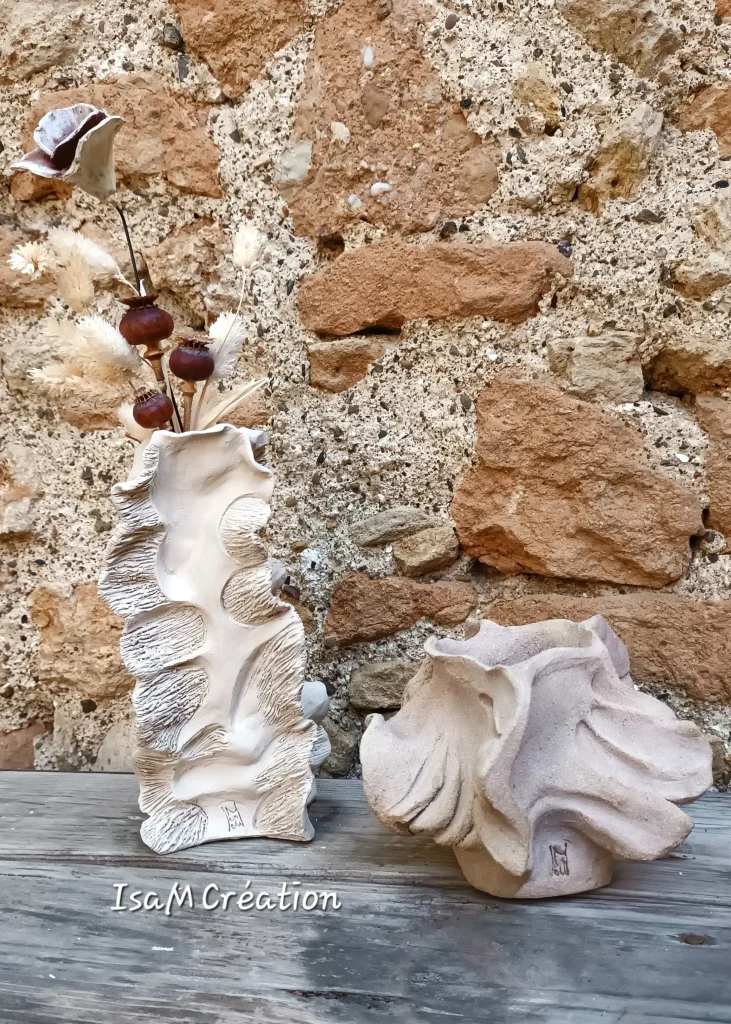 Vase et en grès roux, forme en mouvement, création artisanale Isabelle Morales