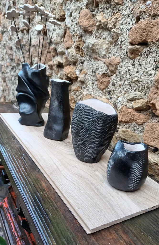 Poterie en grès blanc, patine noire, création artisanale, Isabelle morales