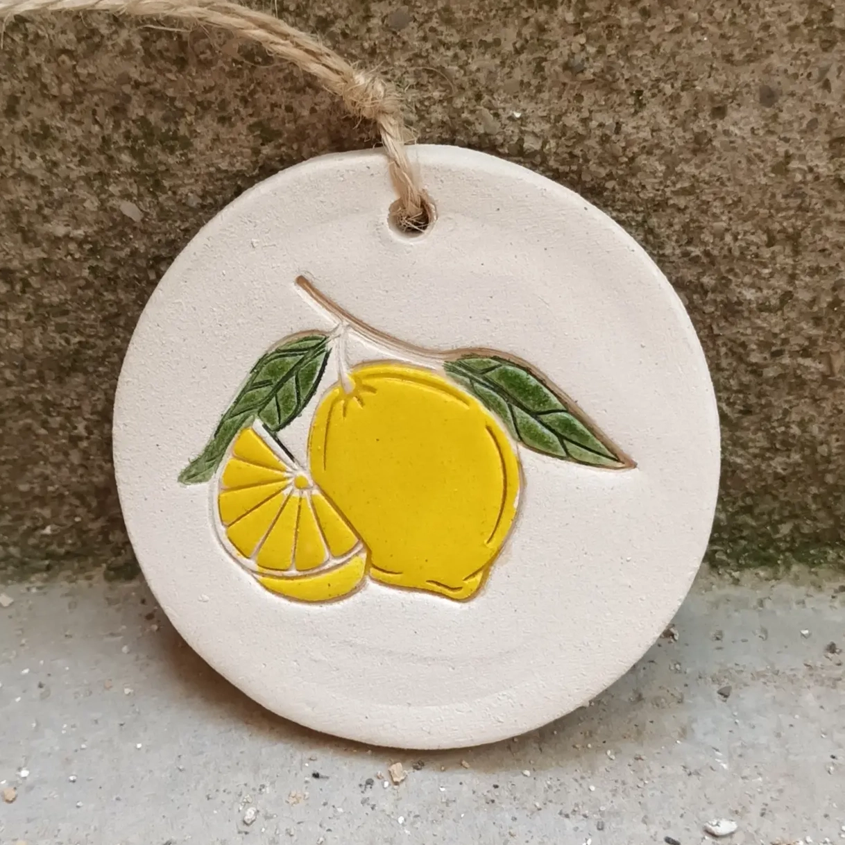 Suspensions, en grès blanc, fleurs en relief, petits oiseaux, Isabelle Morales